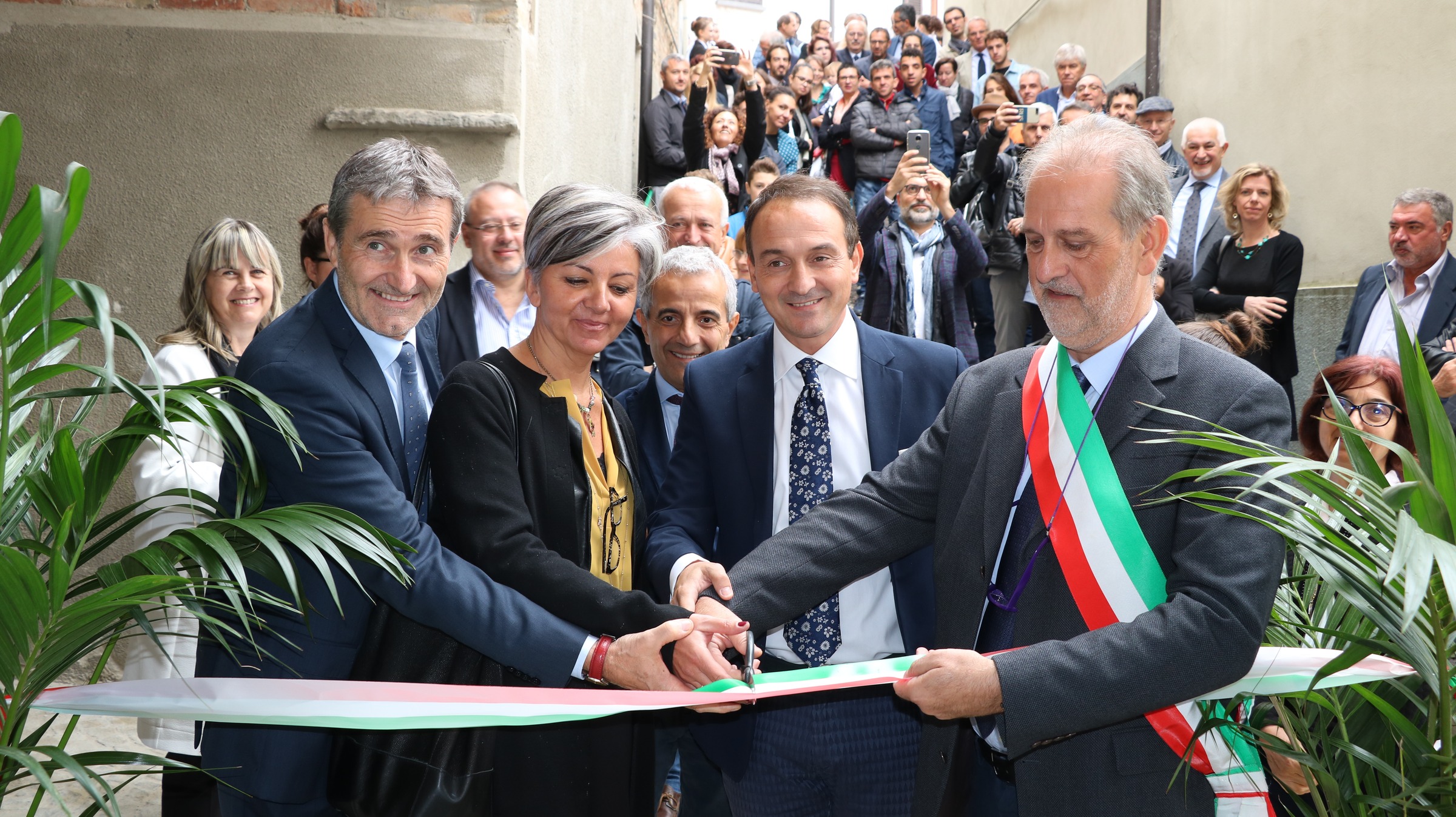 Il taglio del nastro all'inaugurazione del nuovo edificio